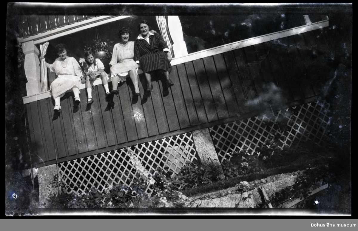 Fyra personer sittandes i öppningen på en veranda.