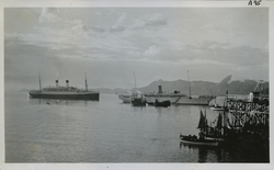 To store pasasjerskip, t.h. Stella Polaris og små båter ved 