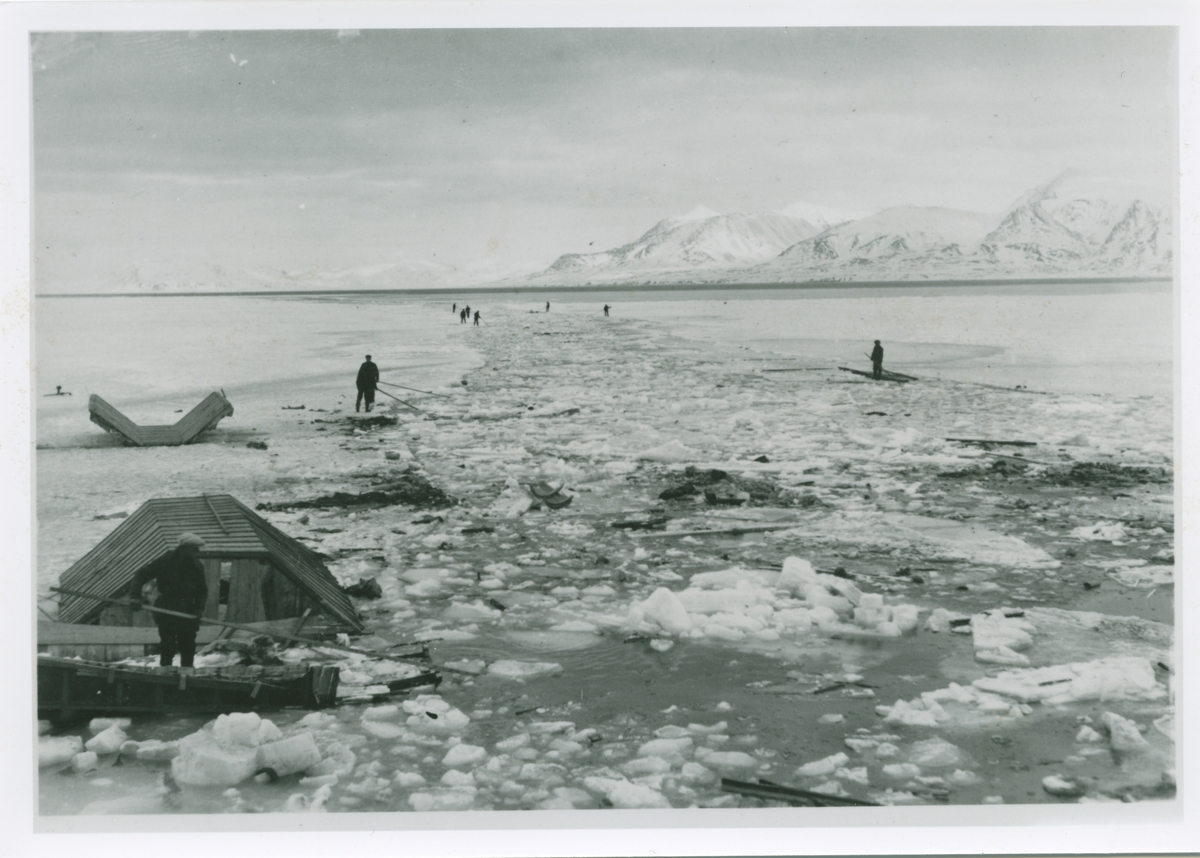 Amundsenekspedisjonen 1925. Råken holdes åpen. Bilder fra album som tilhørte Johan Mattson. Fotograf er Amundsens medbragte fotograf, navn ukjent.
