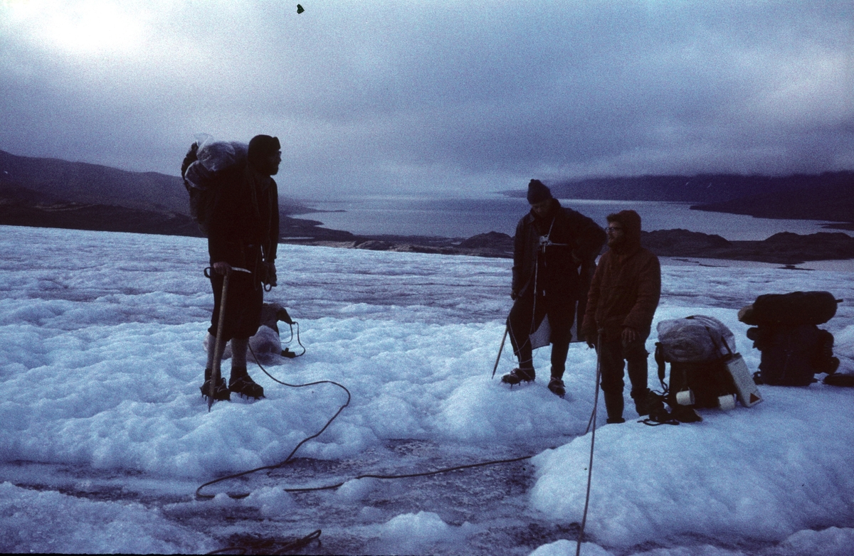 Bilder fra Marianne Gjørv. Faren,Odd E. Gjørv hadde sommerjobb for Norsk Polarnavigasjon(oljeleting) sommeren 1961.På vei over Fridtjofbreen