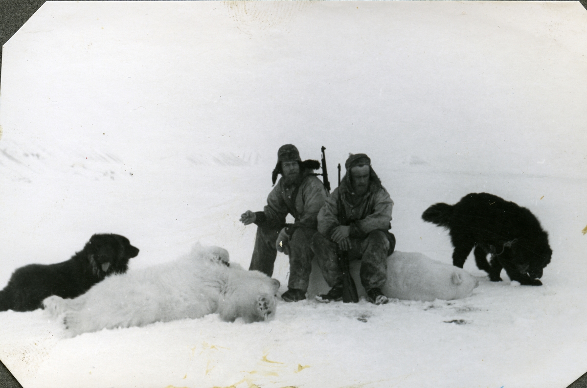 Foto fra album etter Knut Bjåen( 1920-2001). Bildene er fra ...