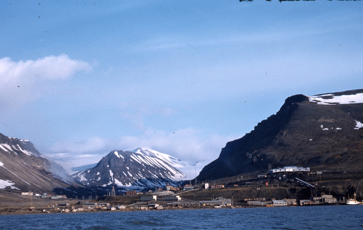 Longyearbyen sett fra fjorden. Bilde fra Bjørnar Nilsen, sønn av stiger Johannes Nilsen Støpseth som kom opp i 1948 og var her i 40 år.