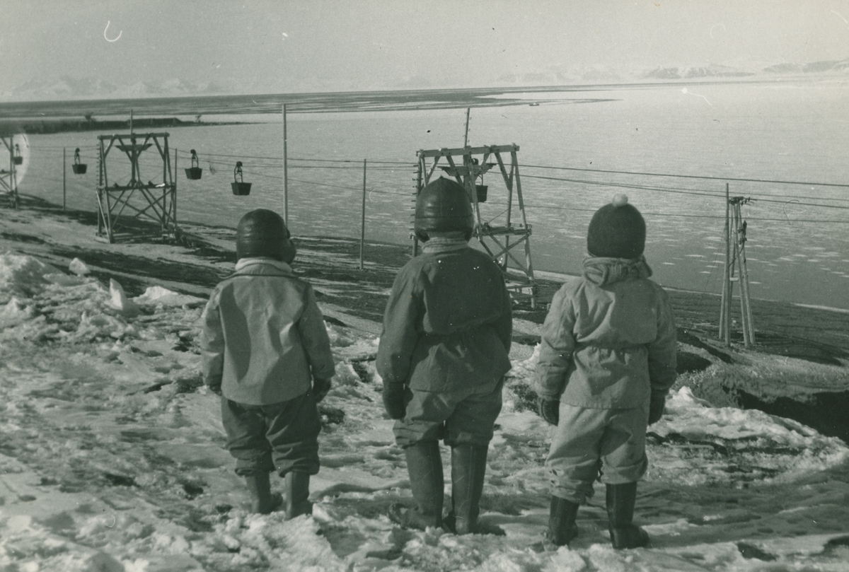 Tone Nødtvedt, Eigil Nødtvedt og Kurt Skog gleder seg over at første båt, isbryteren M/S Norbjørn, kommer 14.mai 1955. Fra venstre: Tone Nødtvedt, Eigil Nødtvedt og Kurt Skog.