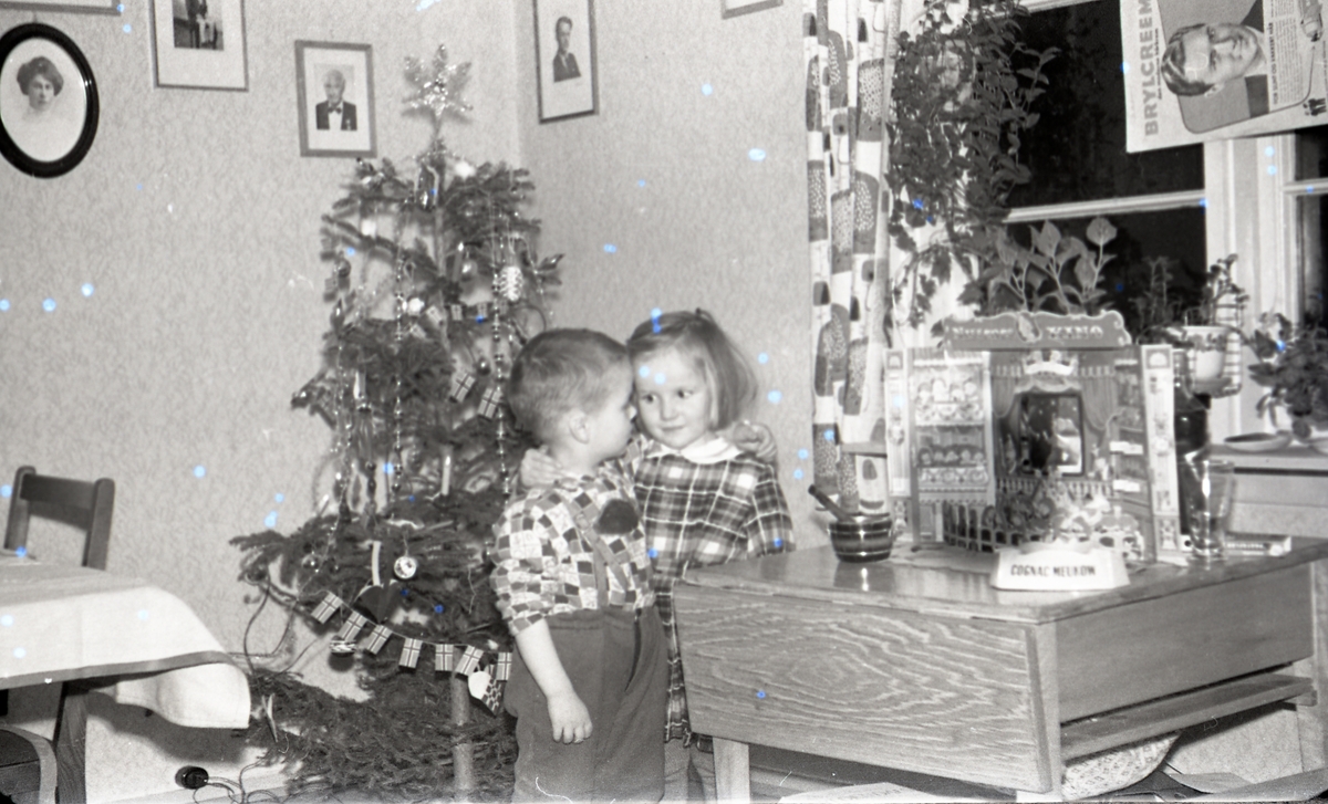 Terje Askvik og Siv Strømmen foran juletreet julen 1957. Familien Askvik bodde i en firemannsbolig på Haugen.