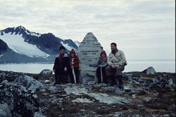 Ved monumentet i Magdalenefjorden sommeren 1960