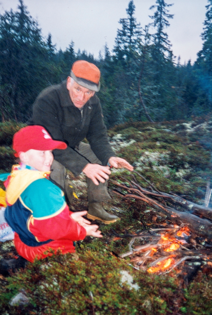 Gunnar Kjeldsrud var en ivrig friluftsmann, og er her på tur i skogen sammen med barnebarnet Martin Kjeldsrud. Bålkos.