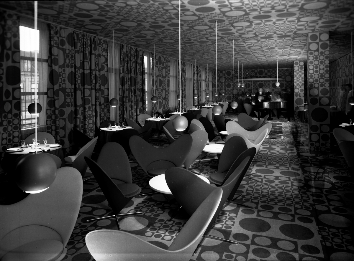 18. november 1960 åpnet Hotel Astoria med nyoppusset restaurantkompleks med 5 individuelt fargede interiører, alle med geometrisk mønstrede tekstiler på vegger, gulv og tak. Alt ble utført etter tegninger av Verner Panton, som kom med dem til Trondheim i oktober 1960, på oppdrag av hotellets eier Alf Hugo Müller. Sammen med Pantons lysarmaturer og nyutviklede møbelserie, fremsto dette som et totalt miljø, et Gesamtkunstwerk, der også serveringspersonalet hadde spesialdesignede antrekk av spesialprodusert materiale, og duker og servietter var tilsvarende. Verner Panton og Alf Hugo Müller bestemte at dette rommet skulle hete "Gulleplet" pga. fargene.