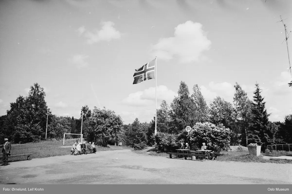 Oslo stein-, jord- og sementarbeideres forening, feriehjemmet Nosa og Lysernbråten, gårdsplass, benker, menn, kvinner, pensjonister, flaggstang, flagg