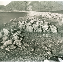 Graver i Virgohamna sommeren 1958. Sokneprest Erling J. Nødt