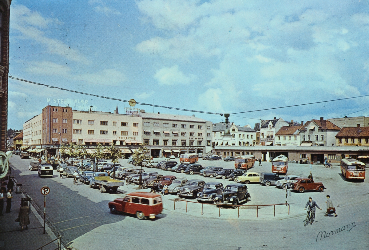 Postkort, Hamar, Torggata, Østre Torg, Steenbygget, Posthusgården, rutebilstasjonen, busser, parkerte biler,