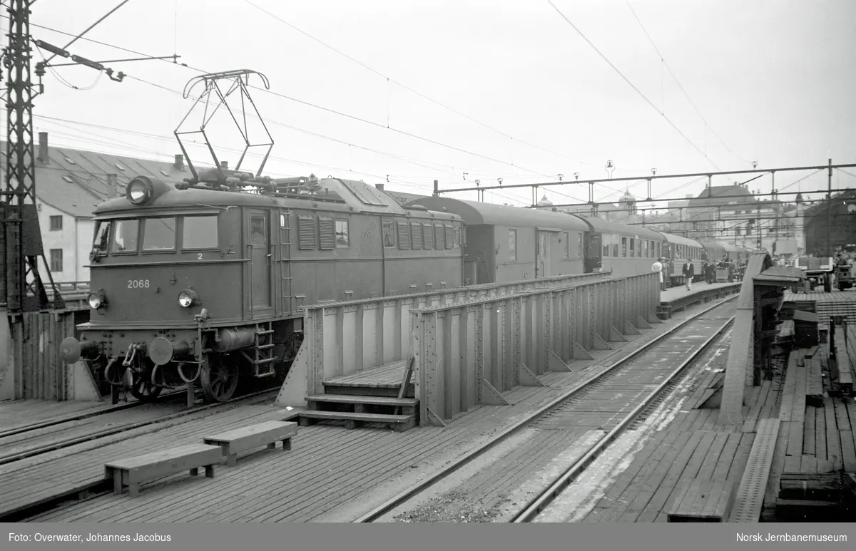 Elektrisk lokomotiv El 8 2068 med hurtigtog til København, tog 141, på Oslo Østbanestasjon