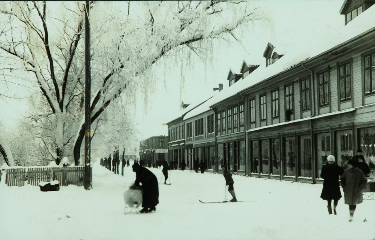 Postkort, Hamar by, Strandgata 61 - 71, vinter, barn på ski i gata, 

