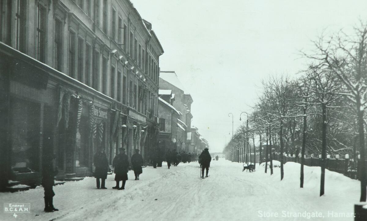 Postkort, Hamar, Strandgata 53-51, bygård, Marie Sannerud broderiforretning, vinter,