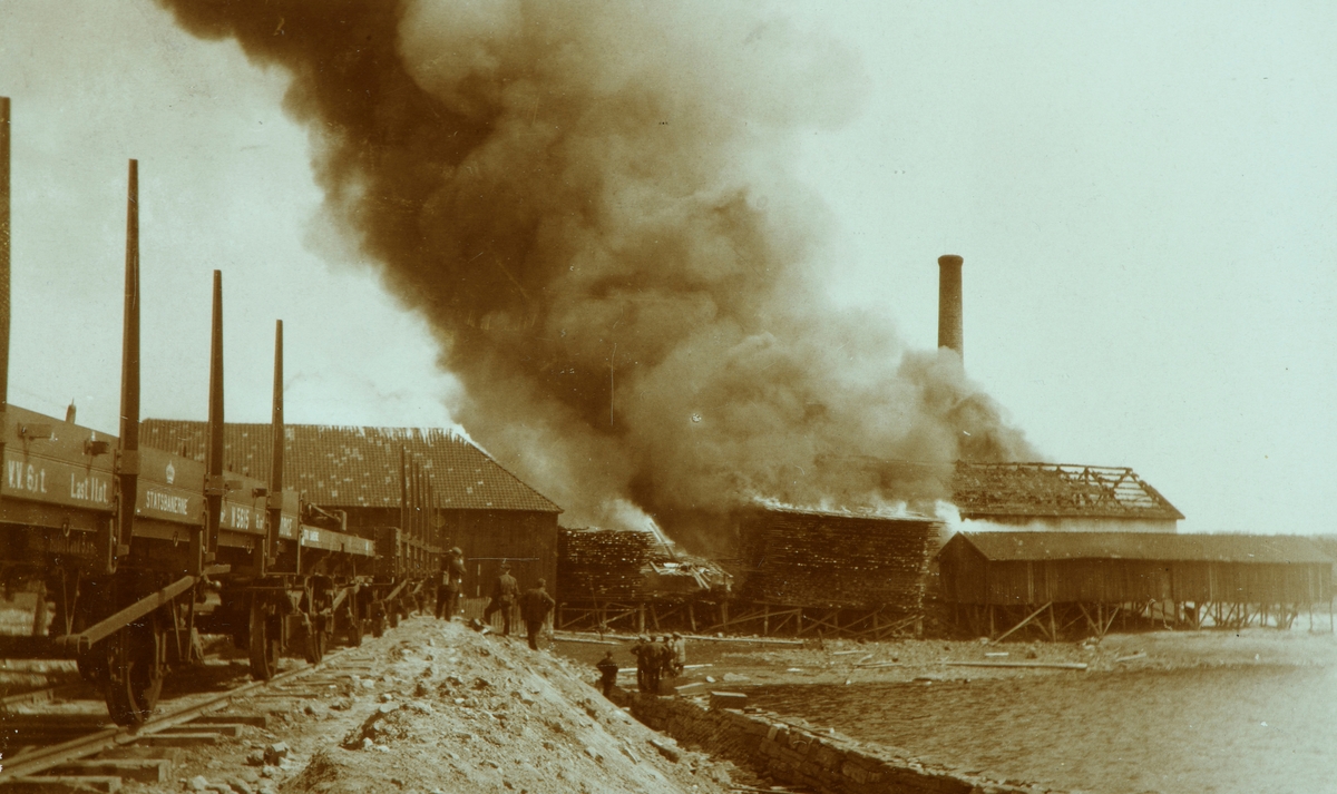 Hamar, Espern, brann på Hamar dampsag og høvleri 9. juni 1914, etablert i 1859, i 1914 eid av brukseier Syver Andersen og vognfabrikant A. Lund, maskinhus, alle lager- og kontorbygning brant ned, 

