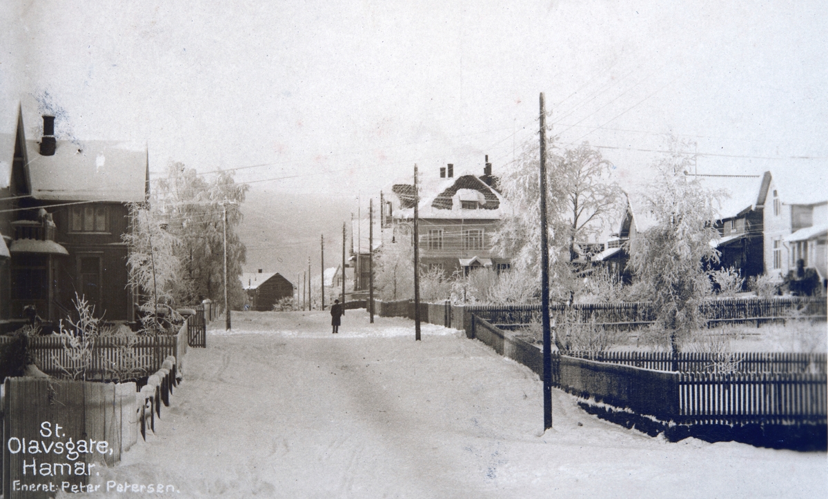 Postkort, Hamar, Østbyen, villaer, boligbebyggelse i St. Olavs gate 64 til høyre i gata, vinter,