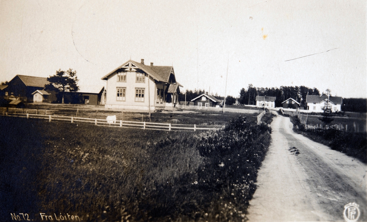 Postkort, Løten, Østvang skole, Østnes "Martestua", Østmo huset til skredder Otto Martinussen Bakken, lengst til høyre Østnesbutikken, hvor Løten Samvirkelag hadde filial fra 1934 til 1989, i uthuset  var det fryser