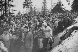 Publikum på vei fra olympisk hopprenn i Holmenkollen, 1952.