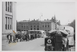 Folk samlet utenfor Universitetet i Oslo, Karl Johans gate. 