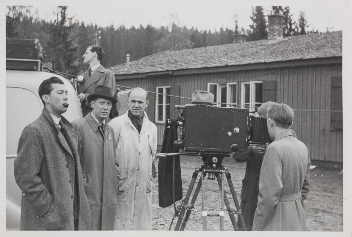 Fotografering i Grini fangeleir. Fredsdagene 1945. Gunnar Bratlie helt til venstre i bildet.