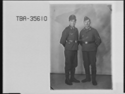 Portrett av to tyske soldater i uniform. Bestillers navn: Fr