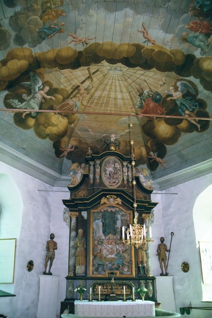 Takmålning föreställande himmelriket över altaret i Borgviks kyrka utfört av Michael Carowsky, altaruppsatsen utfört av Börje Löfman.