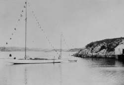 Seilbåt ligger ankret opp ved Hopsjø, Hitra.