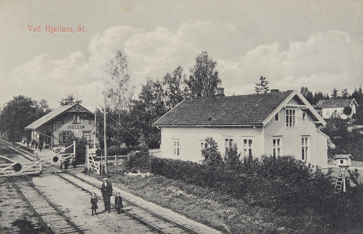 Postkort, Vang, Hjellum stasjon, mann med to barn i skinnegangen, grind ved jernbaneovergang,