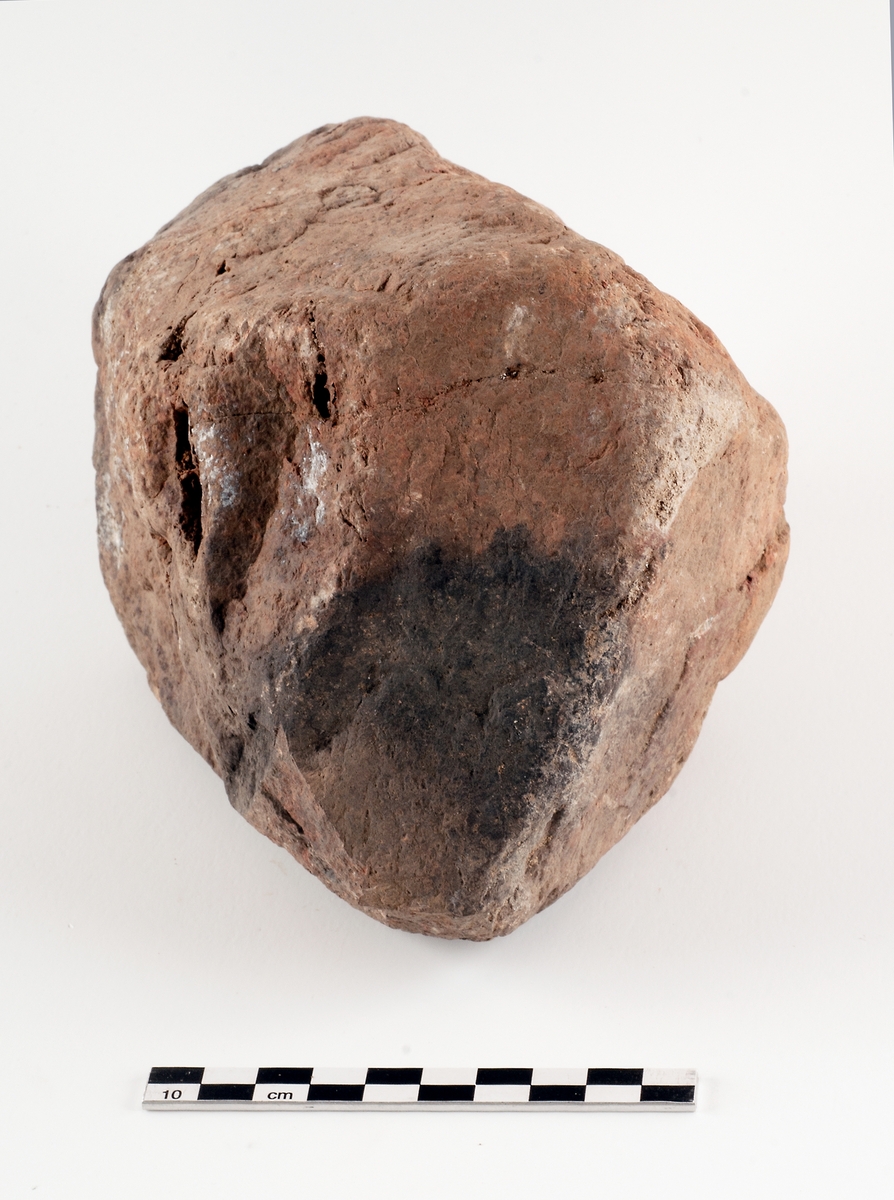 Bearbetade stenar. Röd granit, delvis huggen. Två av fragmenten har snedhuggen kant, det tredje fragmentet har två huggna kanter som bildar en ungefärlig rät vinkel.