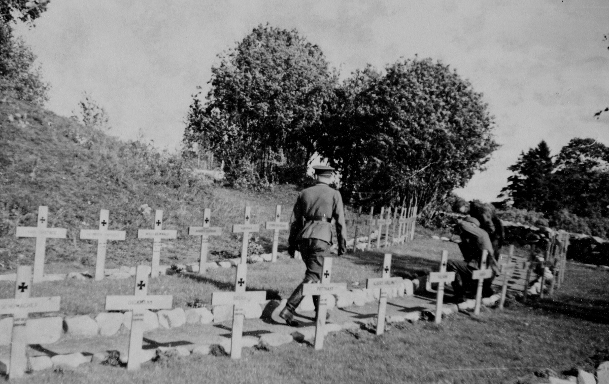 Vang kirkegård, Ridabu, gravplass for falne tyske soldater under andre verdenskrig, kors med navn,
