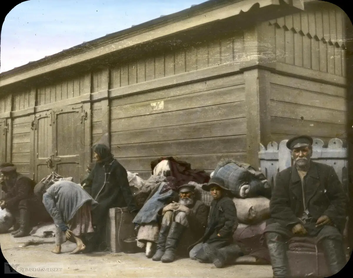 Fra Jonas Lied samlingen., Colonists waiting for their train on trans Siberian railway