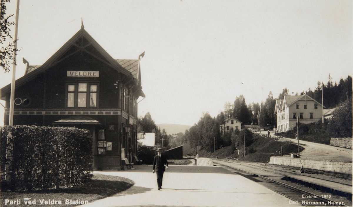Postkort, Ringsaker, Veldre stasjon, mann på perrongen, Fagerhøy landhandel