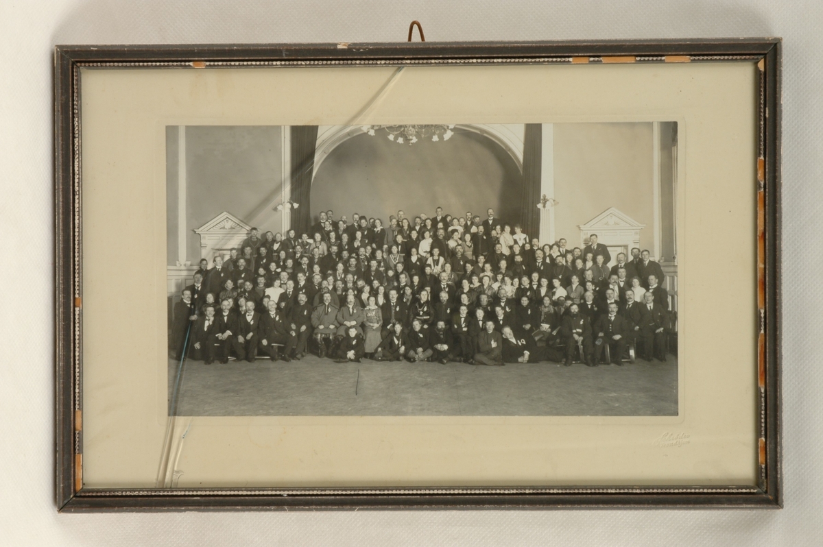 Foto av stor forsamling. Bildet kan være tatt forbndelse med det samiske landsmøtet i 1917