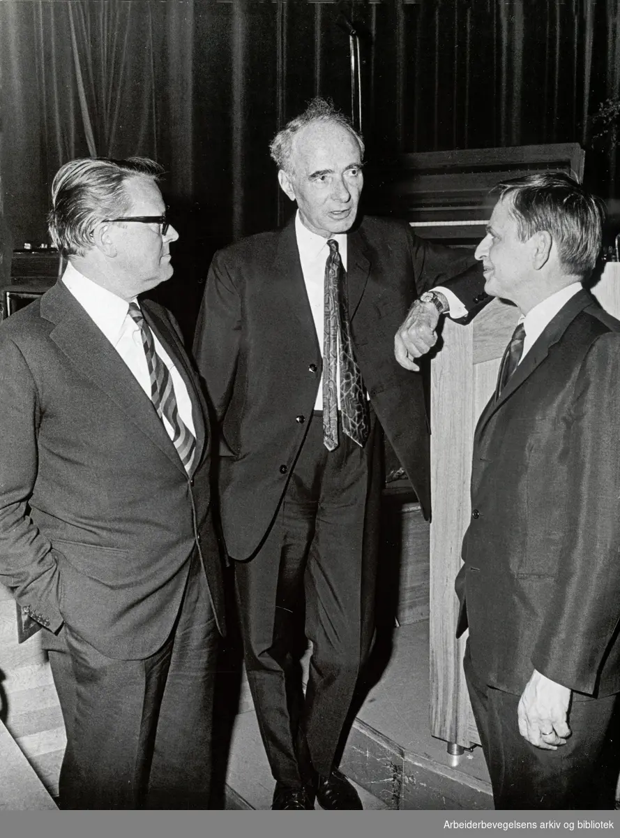 Trygve Bratteli i samtale med Jens Otto Krag og Olof Palme på Arbeiderpartiets landsmøte 1971.