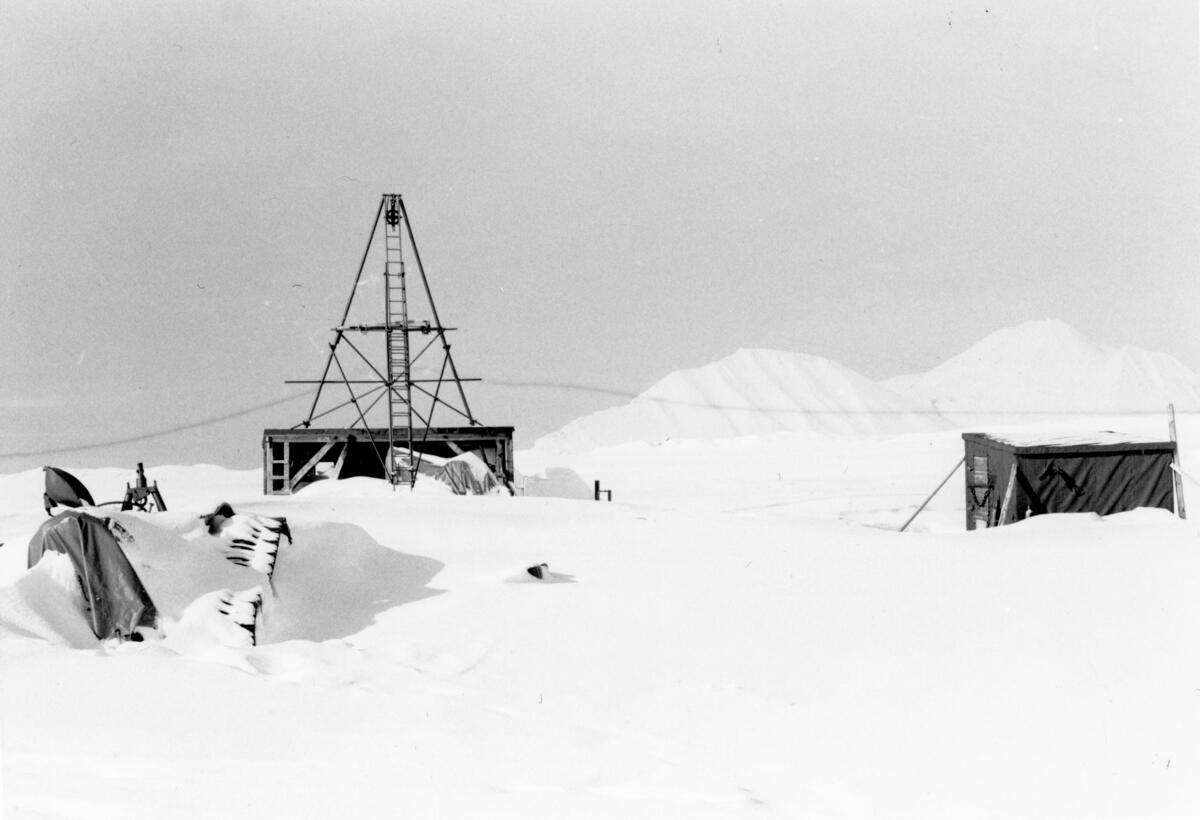 Norsk Polarnavigasjons boretårn i Berzeliusdalen Norsk Polarnavigasjons boretårn. Benyttet 1962-67  i Grøndalen,1967-1975 i Berzeliusdalen. . Fjernet i 1991. Riggen står nå utenfor Bergmesterens hus på Sjøskrenten, tilhører Svalbard Museum.