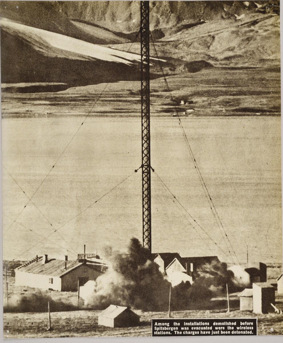 Bilde fra utstillingen i gamlemuseet.Sprenging av radio/telegrafmasten ved evakueringen av Longyearbyen