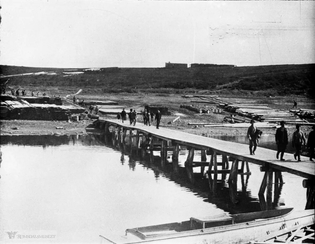 Fra Jonas Lied samlingen., "Building Ust Yeniseysk harbour, 1917".