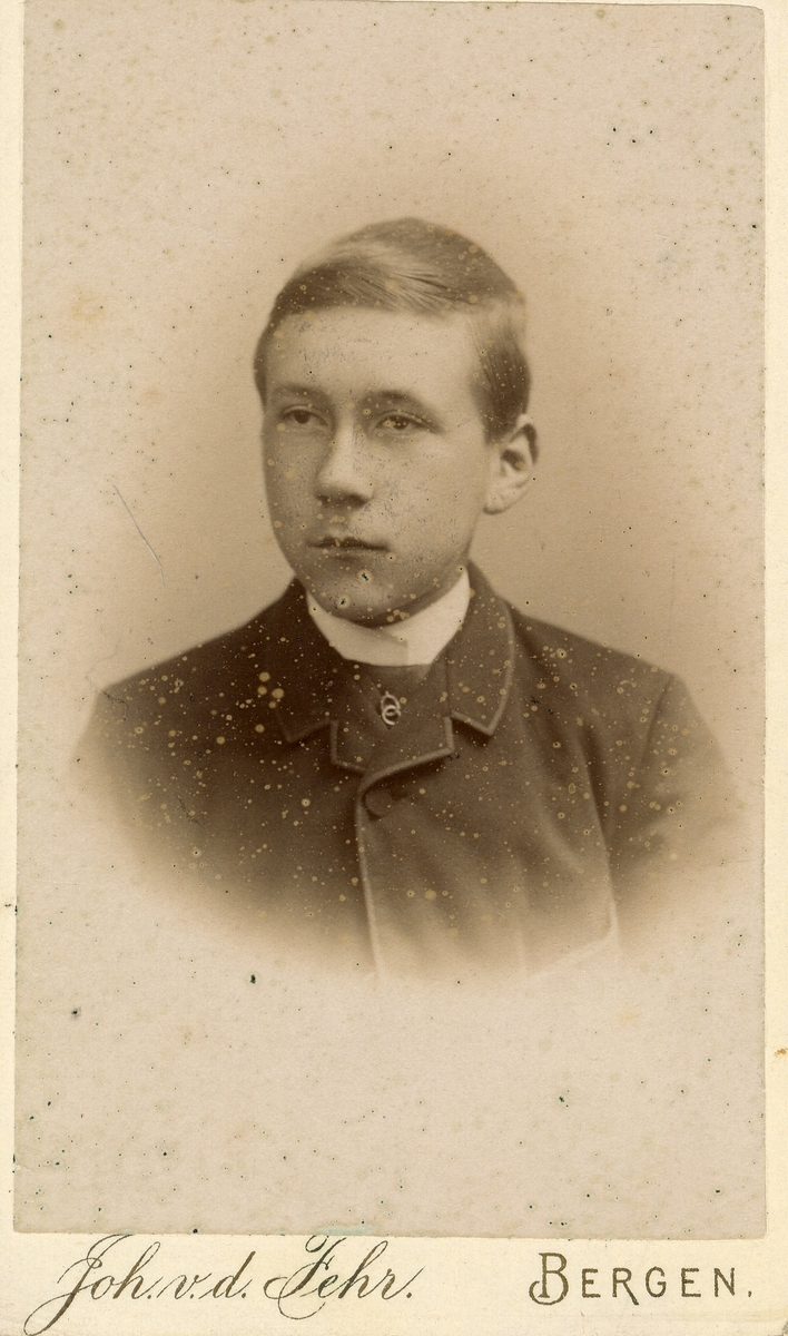 Portrett av ung mann.