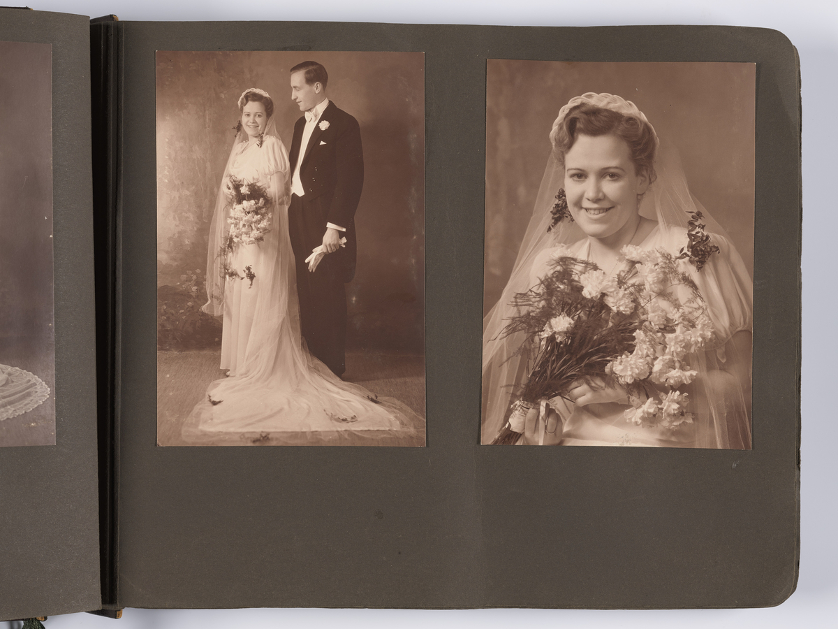 Albumet inneholder bilder av diverse brudepar i atelieret, utendørs og innadørs. 

Albumet er datert ca. 1920 - 1930. Det var nok brukt som visningskatalog for kunder i atelieret til Haslerud/Brænsdhøi. 