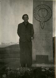 Mann ved bautaen på Skjæringa 1.mai 1955