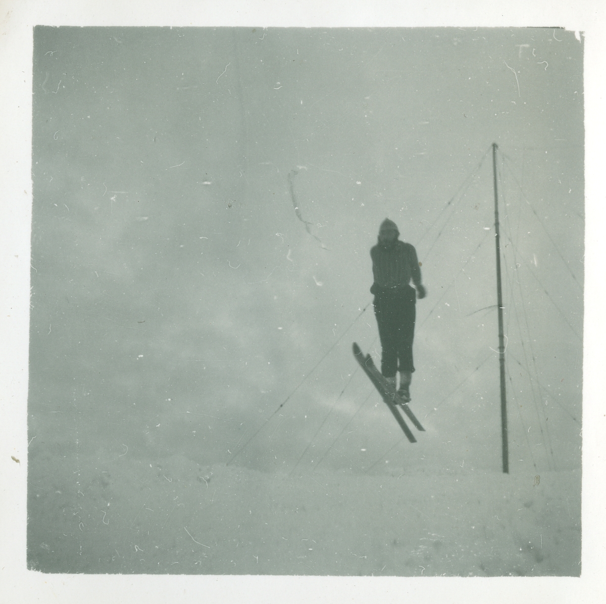Astor Ernstsen på ski. Overvintring på Bjørnøya 1957-58.