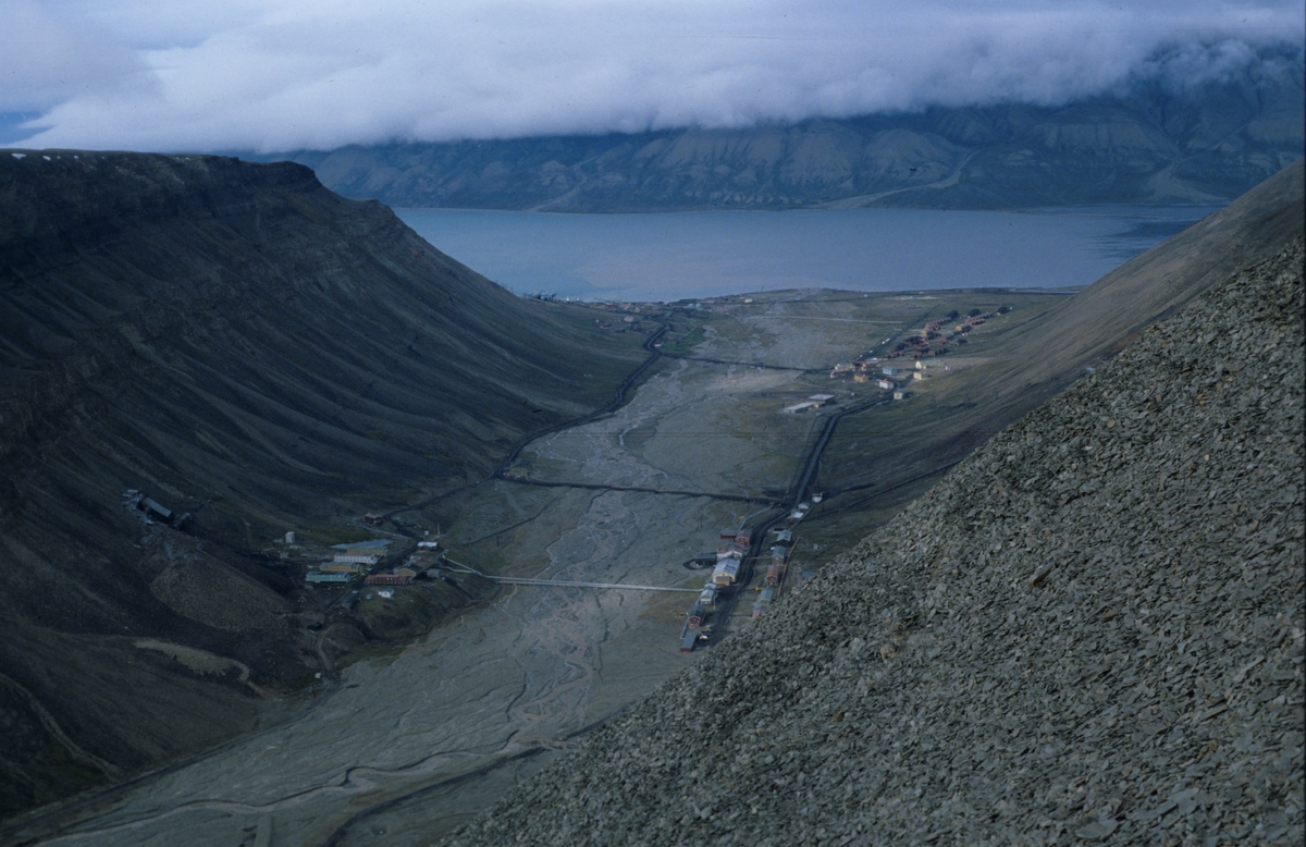 Longyearbyen sett fra fjell. Originalen returnert til giveren.