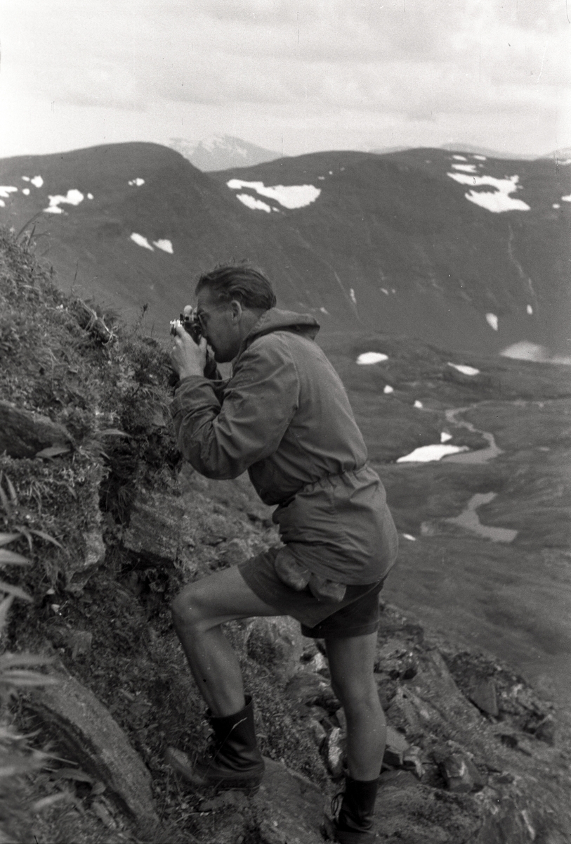 Bildet fra en botanisk tur til Svalbard. Turen foregikk Sven-Erik Sandermann Olsen sammen med Carl-Erik Reenberg, begge farmaceuter med passion for botanik. Reenberg tar bildet.