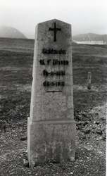 Gravstein på kirkegården i Ny-Ålesund, fotografert i 1960.