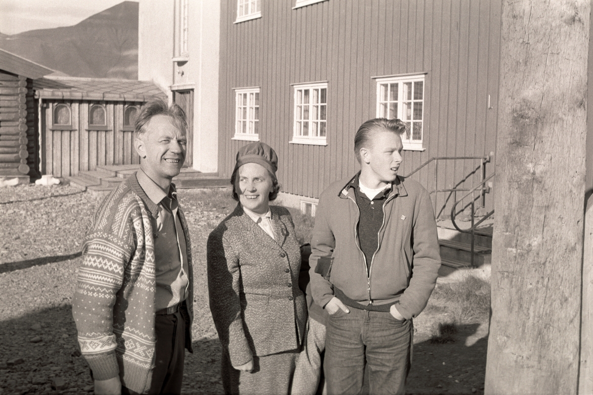 Folk foran sysselmannsgården i Longyearbyen.Fra v. : Odd Birketvedt (sysselmann), hans søster Astrid Helle og hennes sønn Odd Helle juli 1960. Odd Birketvedt var sysselmannsfullmektig i 1952/53 og sysselmann fra 1956 til 1960.