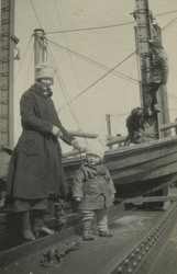 Kvinne med barn om bord på skip.