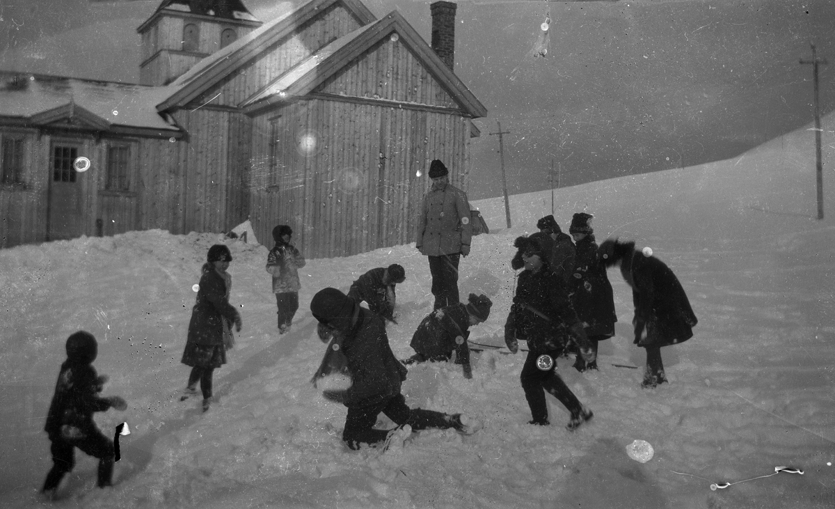 Barn leker foran Vår Frelsers Kirke på Spitsbergen ca. 1921.