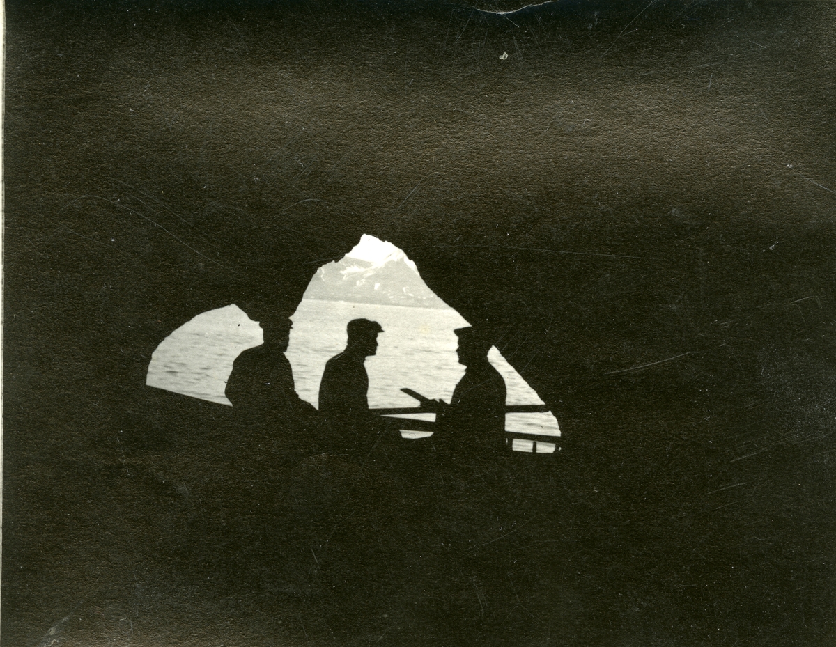 Tre menn i en robåt, muligens Jens Kristoffer Bay til høyre. Fra Jens Kristoffer Bay sin bildesamling. Han var sjef for en overvintringsekspedisjon på Svalbard vinteren 1914/15.