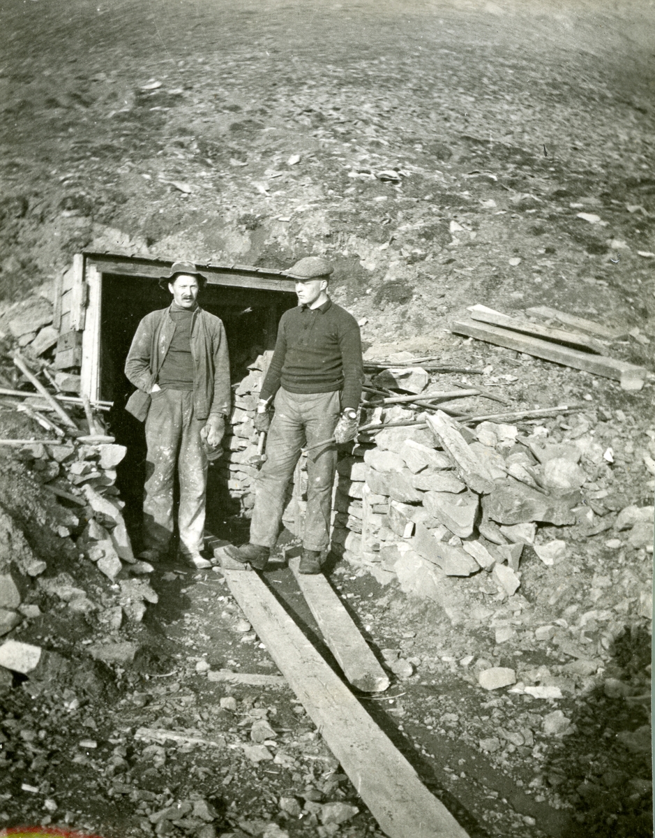 To menn foran en gruveinngang i 1914. Jens Kristoffer Bay til høyre, muligens Sandnæs til venstre.. Bay var  sjef for en overvintringsekspedisjon på Svalbard vinteren 1914/15.