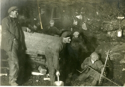 Postkort av gruvearbeidere i gruva i Ny- Ålesund i ca.1919, 
