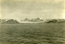 Postkort av Kongsfjordbreen ived  Ny- Ålesund ca.1919, fotog